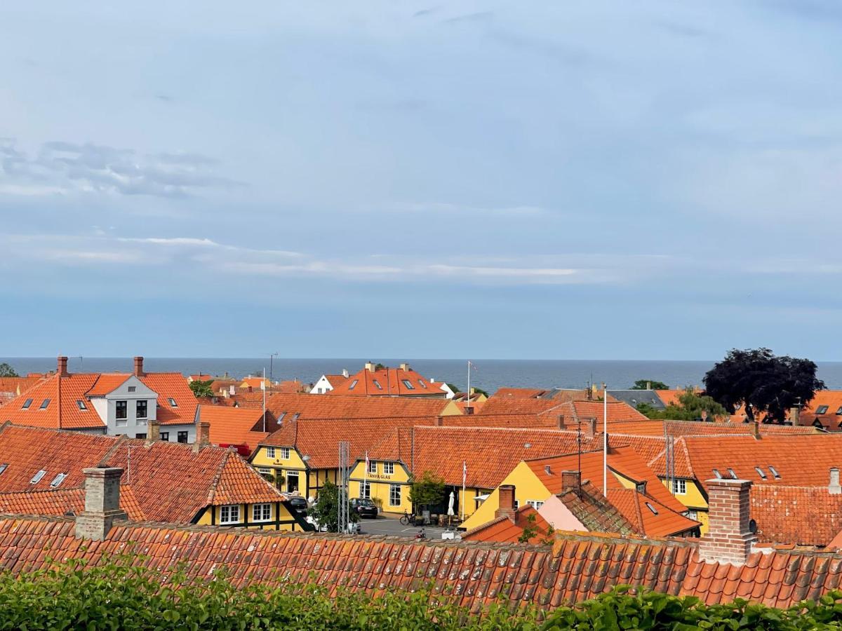 Nybygget Hus I Svaneke Taet Pa Klipper, Skov Og Hav Экстерьер фото
